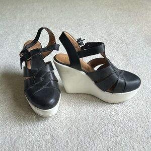 Seychelles black and white wedges